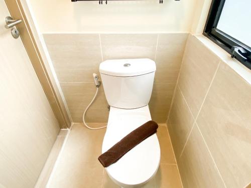 Ένα μπάνιο στο Homey and Simply Look Studio Meikarta Apartment By Travelio