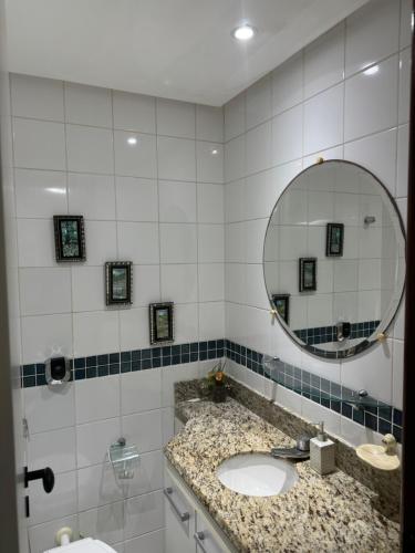 Bilik mandi di Centro de Guarapari 3 quartos, dois com Ar