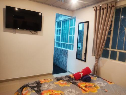 TV a/nebo společenská místnost v ubytování C habitación con baño privado