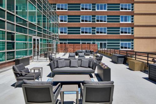 Χώρος καθιστικού στο Courtyard by Marriott Detroit Downtown