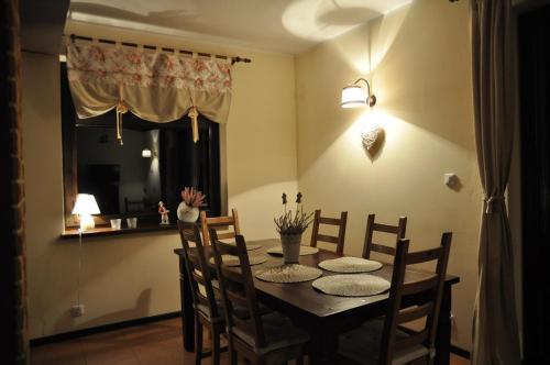 a dining room with a table and chairs and a window at Jarefka Niezapomniane Chwile in Ciemno
