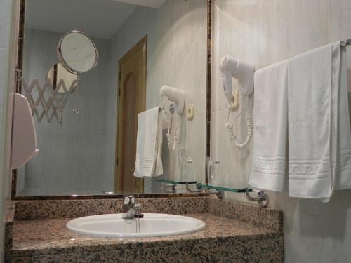 uma casa de banho com um lavatório e um espelho em Toros de Guisando em El Tiemblo
