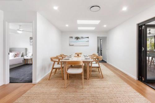 Ruang duduk di Coastal-Country Family Haven in Currumbin Pool Spa