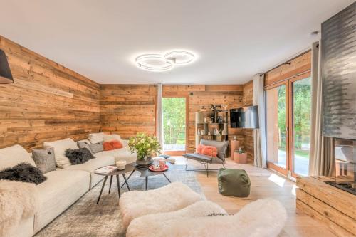 un salon avec un canapé et une cheminée dans l'établissement Appartement Capra - Welkeys, à Megève
