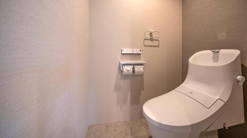 a bathroom with a white toilet in a room at 【1日1組限定4名まで同額】宮川沿いの町家一棟貸切ステイ　～WAT RESORT 飛騨まちやど 桜～ in Takayama
