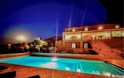 Bazén v ubytování Cozy Home In Stjean-De-Minervois nebo v jeho okolí