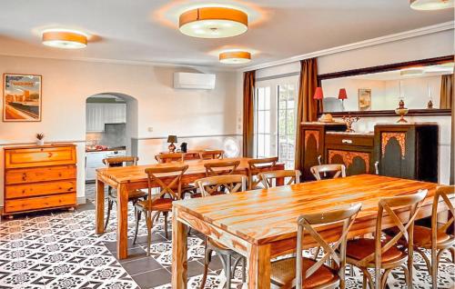 - une cuisine et une salle à manger avec des tables et des chaises en bois dans l'établissement Cozy Home In St,jean-De-Minervois, à Saint-Jean-de-Minervois