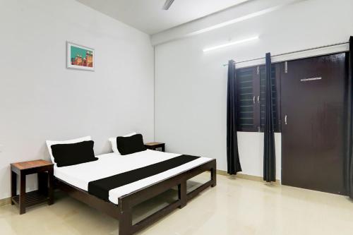 Postel nebo postele na pokoji v ubytování Hotel O Divyata Resorts