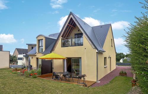 2 Bedroom Cozy Home In Gouville-Sur-Mer