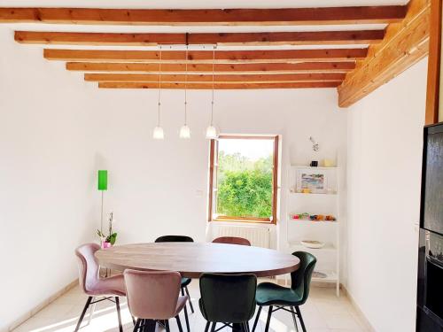 une salle à manger avec une table et des chaises en bois dans l'établissement Le Clos Violet Cless Holiday Home For 6, à Clessé
