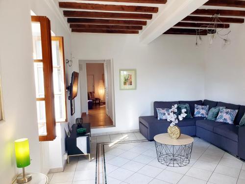 un salon avec un canapé bleu et une table dans l'établissement Le Clos Violet Cless Holiday Home For 6, à Clessé