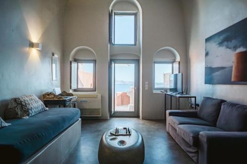 Χώρος καθιστικού στο Alafouzou Cave Loft by SV