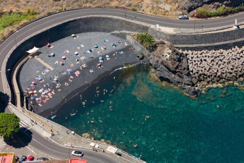 an overhead view of a pool with umbrellas and water at Villa Mar y Lava in Garachico