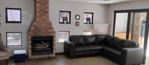 Χώρος καθιστικού στο Woodpecker Guesthouse Middelburg Mpumalanga
