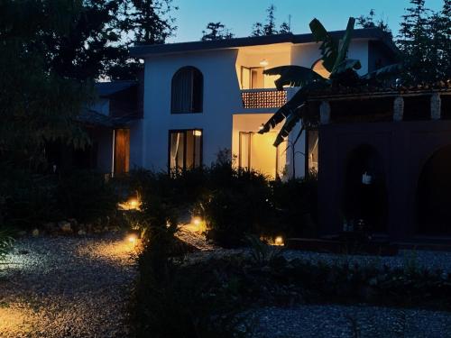 Κήπος έξω από το Whisper Home Sapa