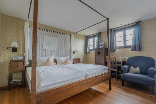 Postel nebo postele na pokoji v ubytování Burg Windeck ***S