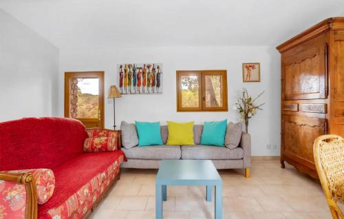 un salon avec un canapé et une table dans l'établissement Stunning Home In Taradeau With Kitchen, à Taradeau