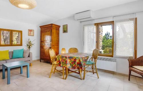 un salon avec une table, des chaises et un canapé dans l'établissement Stunning Home In Taradeau With Kitchen, à Taradeau