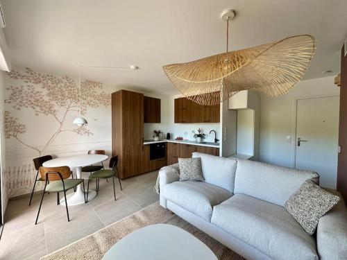 un salon avec un canapé et une table dans l'établissement Appartement Pablo Mougins, à Les Baraques