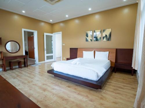 a large bedroom with a bed and a desk at Biệt thự sealinks và căn hộ studio Ocean vista Sealinks Mũi Né in Phan Thiet