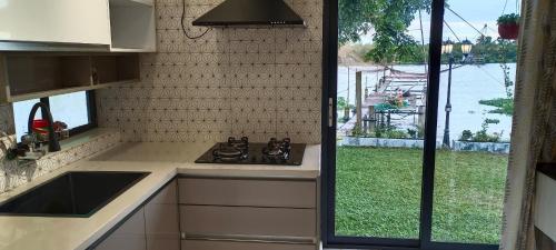 Antonio's River Viewにあるキッチンまたは簡易キッチン