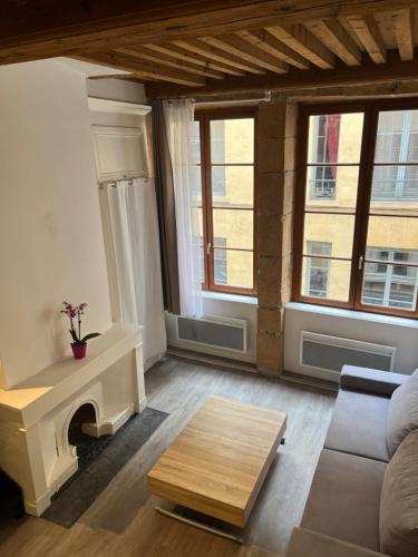 un salon avec un canapé et une table dans l'établissement T2 avec mezzanine, à Fourvière