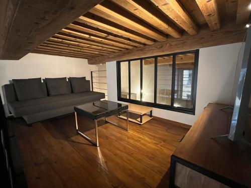 un salon avec un canapé et une table dans l'établissement T2 avec mezzanine, à Fourvière
