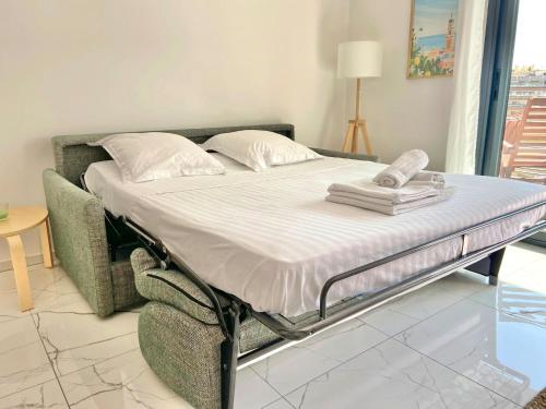 - un lit dans une chambre à côté d'un canapé dans l'établissement 'Cap Riviera' Proche Gare et Centre, à Menton