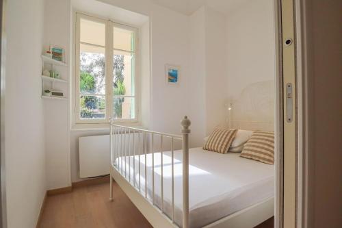 une chambre blanche avec un lit et une fenêtre dans l'établissement 