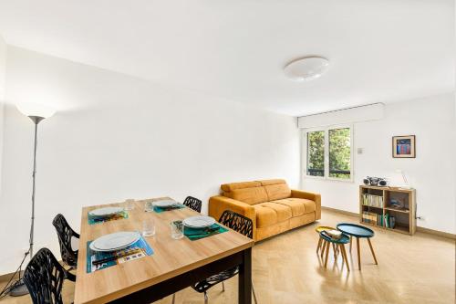 un salon avec une table et un canapé dans l'établissement Splendide 2 pièces Vue Jardin, Calme, Plein Centre, à Menton