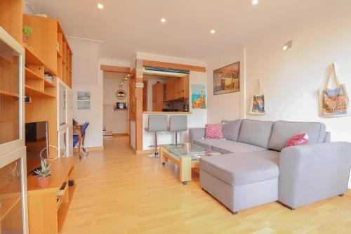 un salon avec un canapé et une table dans l'établissement 