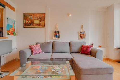 un salon avec un canapé et une table en verre dans l'établissement 