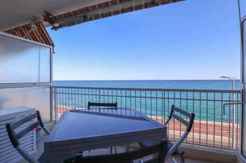 un balcon avec une table et des chaises et l'océan dans l'établissement « Château Saint Louis 3 » Vue Mer, Terrasse, à Menton