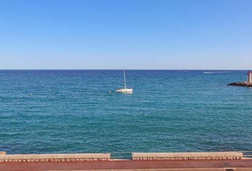 un voilier au milieu d'une grande étendue d'eau dans l'établissement « Château Saint Louis 3 » Vue Mer, Terrasse, à Menton