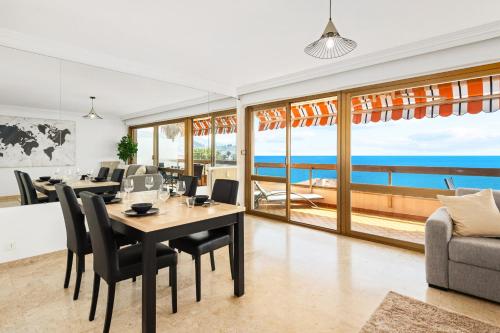 une salle à manger avec vue sur l'océan dans l'établissement 