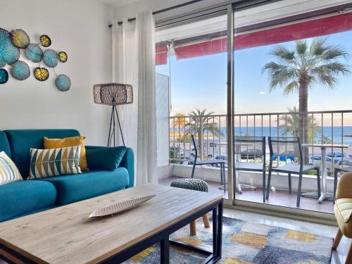 un salon avec un canapé et une table dans l'établissement 