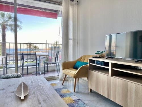 un salon avec une grande télévision et un balcon dans l'établissement 