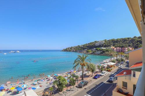 a view of a beach with people and the ocean at "Splendide vue" Front de Mer, Terrasse, Gare train in Roquebrune-Cap-Martin