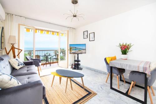 un salon avec un canapé et une table dans l'établissement Vina del mare, vue mer, terrasse, à Menton
