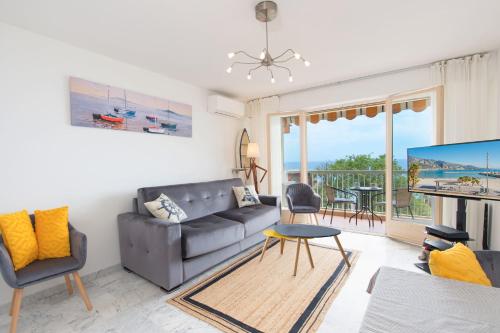 un salon avec un canapé et une table dans l'établissement Vina del mare, vue mer, terrasse, à Menton