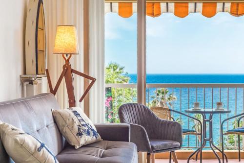 un salon avec un canapé et une vue sur l'océan dans l'établissement Vina del mare, vue mer, terrasse, à Menton