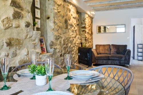 une salle à manger avec une table, des chaises et un canapé dans l'établissement 