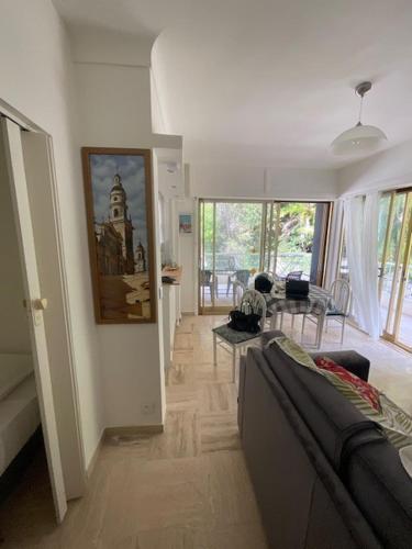 un salon avec un canapé et une table dans l'établissement « Hawai » Proche Mer, Calme, Piscine, à Menton
