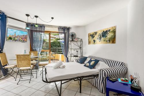 un salon avec un canapé et une table dans l'établissement Cocon vu sur le port de menton, à Menton