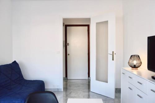 - un salon avec un canapé bleu et une porte dans l'établissement 