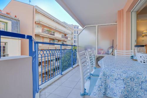 d'un balcon avec une table et une vue sur un bâtiment. dans l'établissement 2 pièces plein Centre, Terrasse, Parking, à Menton