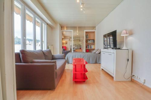 un salon avec un canapé et une table dans l'établissement Cosy studio, proche Plage et Gare, vue Montagne, à Roquebrune-Cap-Martin