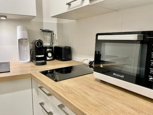 - un four micro-ondes installé sur un comptoir dans la cuisine dans l'établissement 