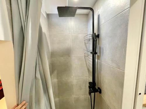 une douche avec un rideau de douche dans une salle de bain dans l'établissement 