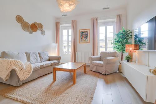 un salon avec un canapé et une table basse dans l'établissement Magnifique Appartement, plein Centre, cozy, à Menton